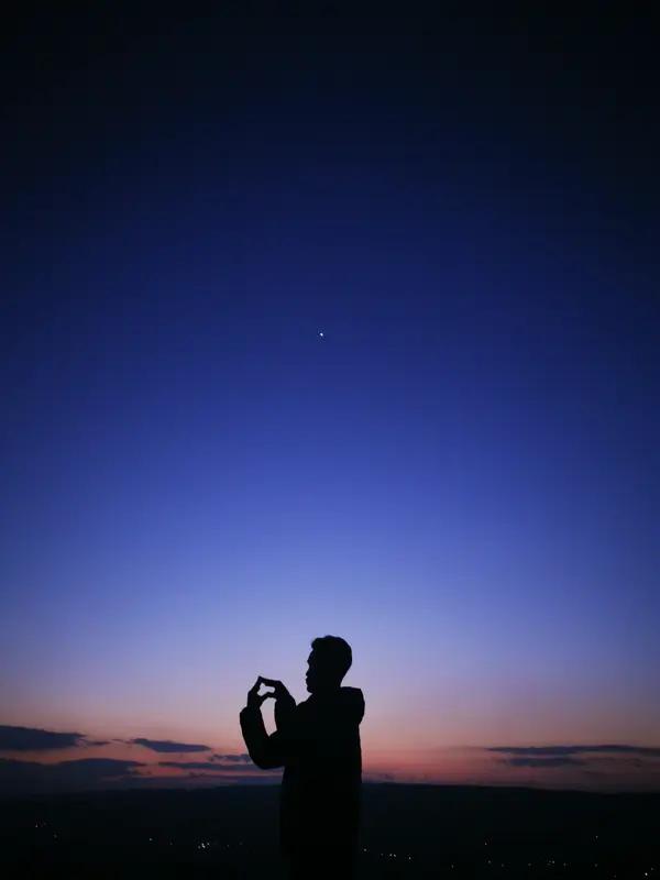 男人眉开眼笑，只有两件事。一是因为喜欢的人。

二是有钱了。
特别是30岁以后。