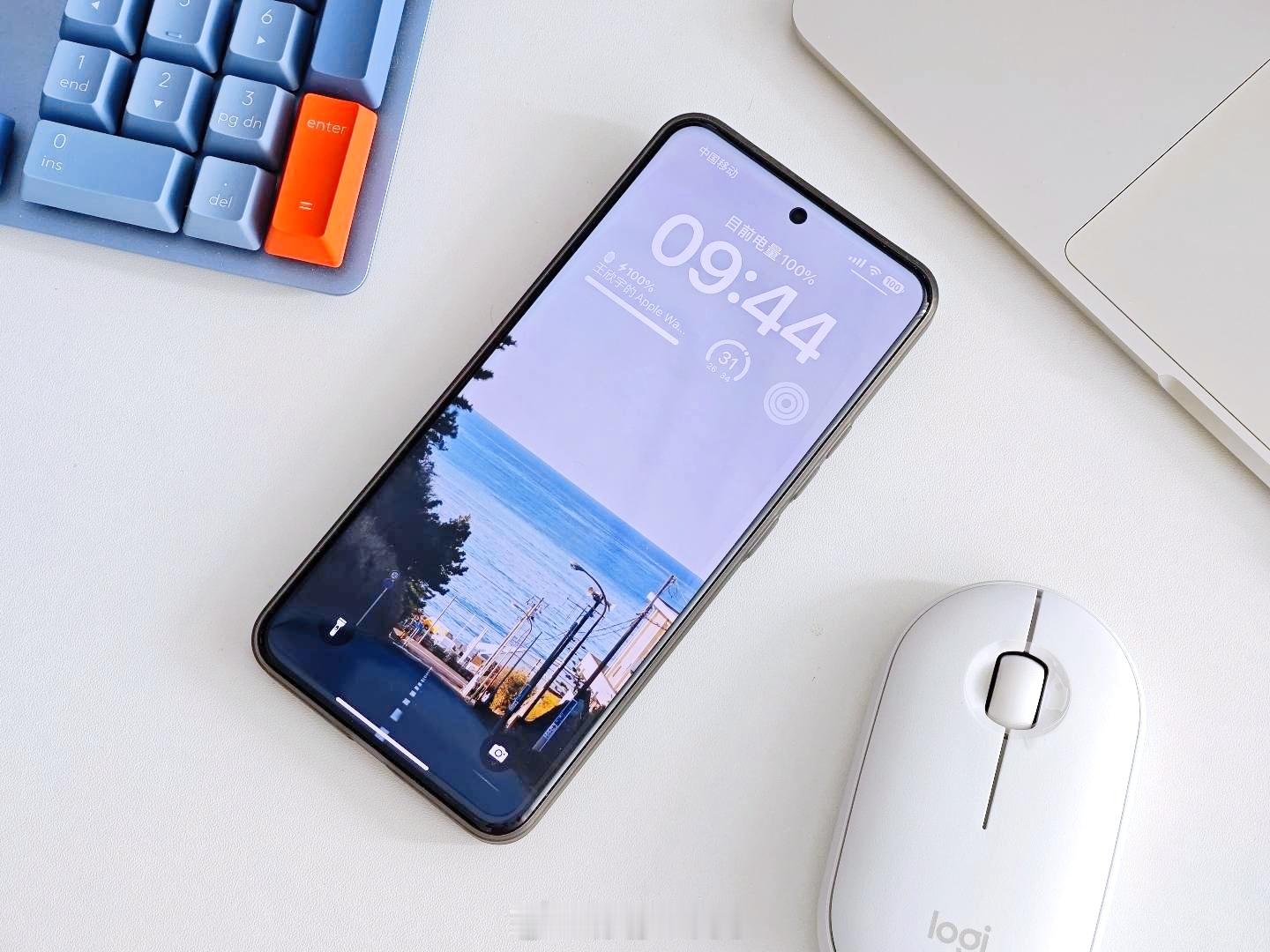 你们是更喜欢用上iOS的小米，还是用上等深四曲面的iPhone？ ​​​