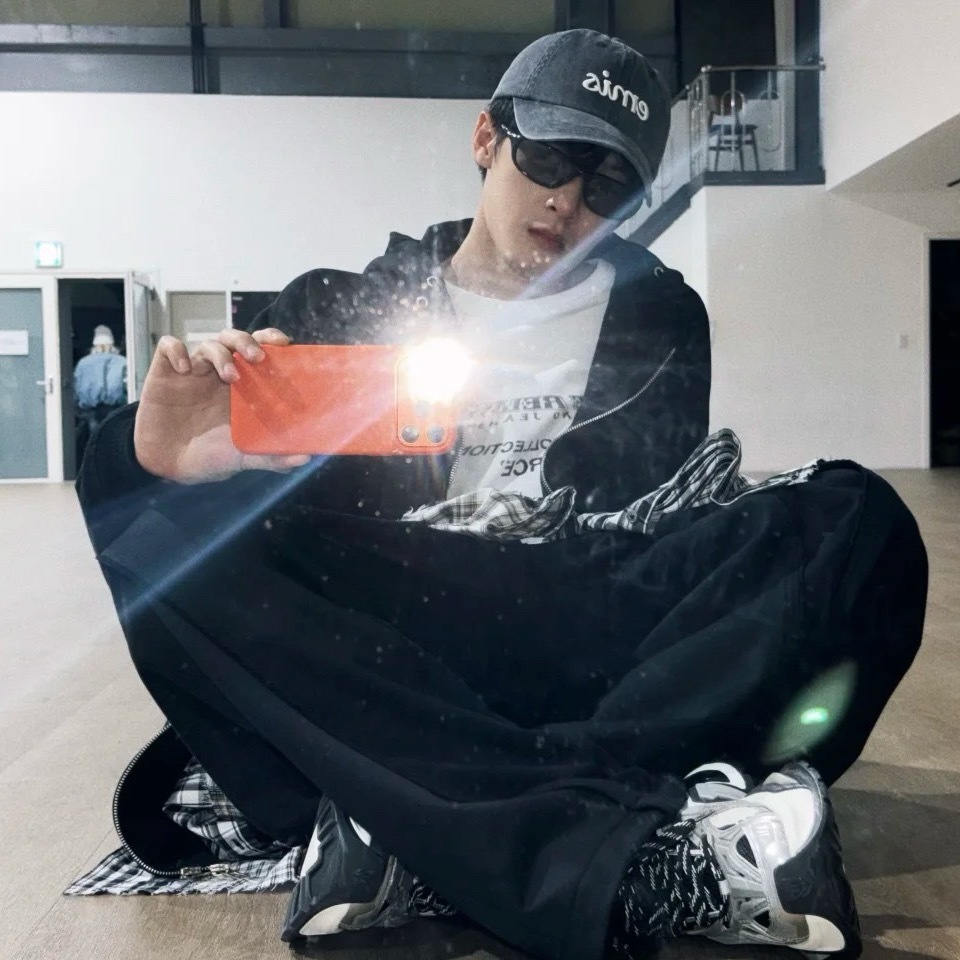 这两张真的好有爱豆范儿😣 这完全就是未成年练习生 