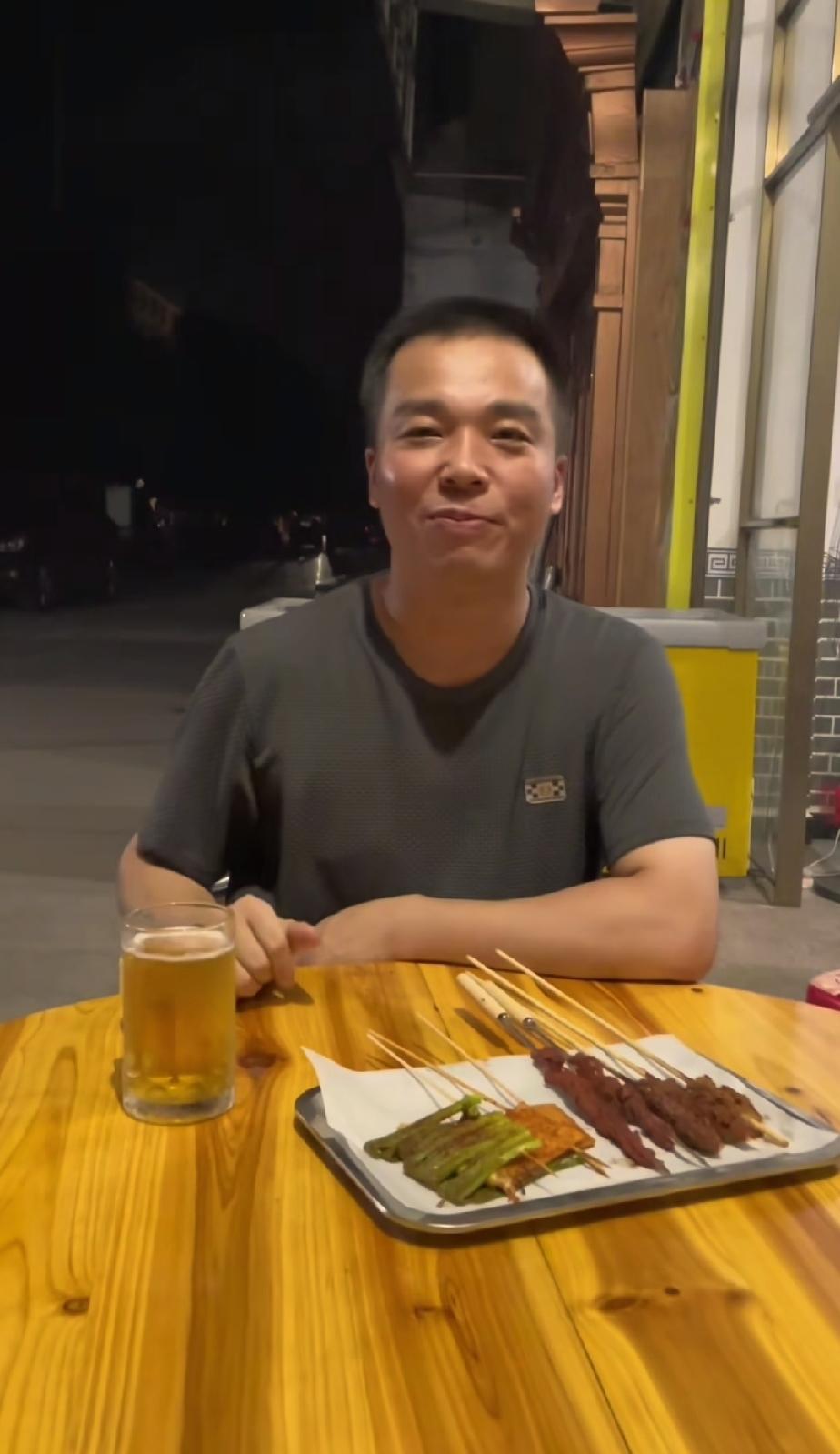达文西的舅舅海哥与表哥大龙一行人出发前往广西、云南，开启远行之旅。原本达文西计划