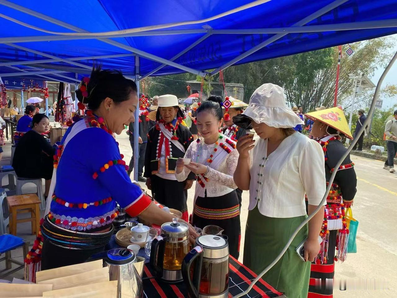 感受德昂酸茶独特的魅力

云南德宏芒市三台山，是全国唯一的德昂族乡，也是德昂族文