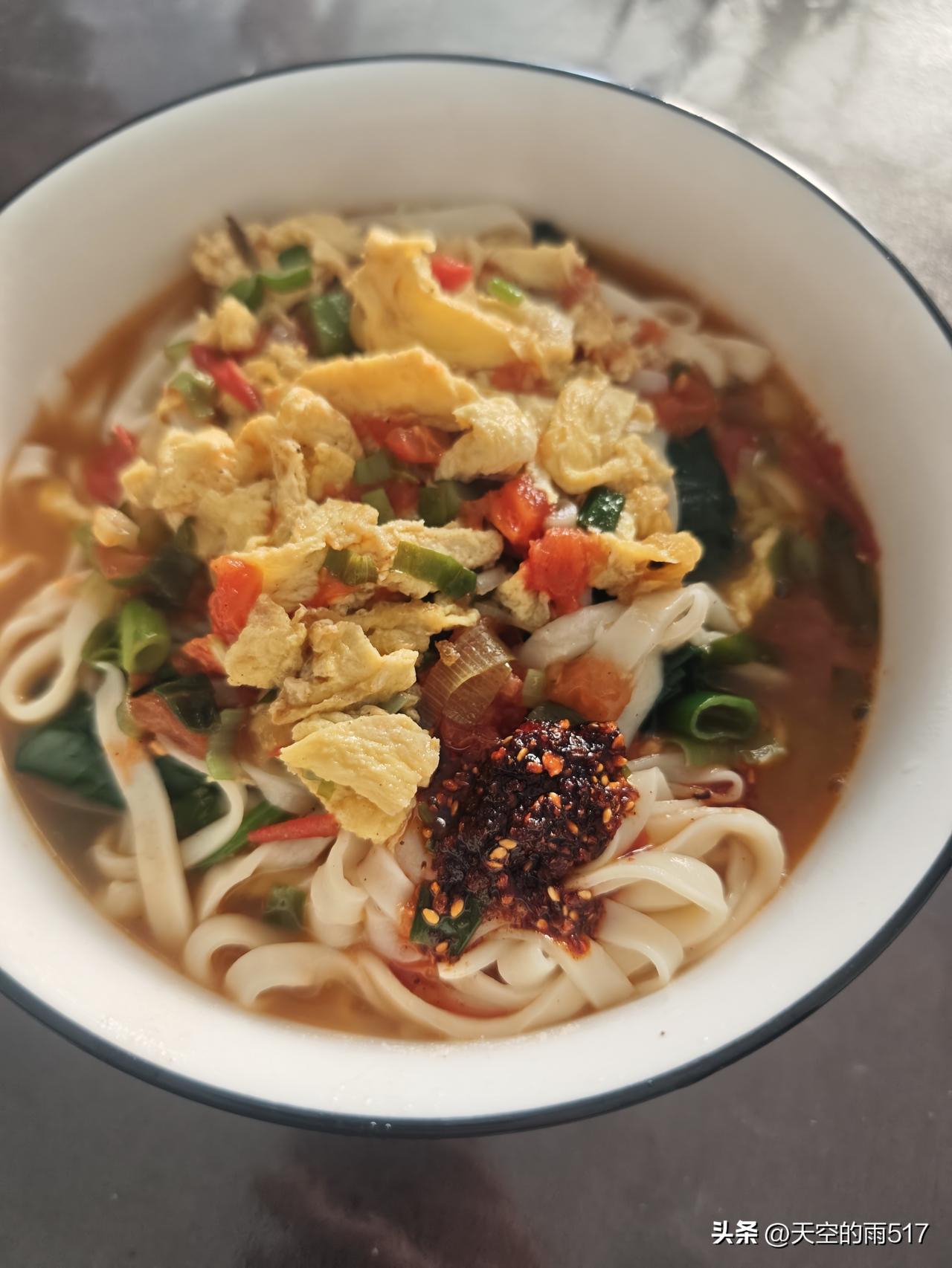 每天中午饭除了面，百吃不厌其烦，这就是西北人的倔强。