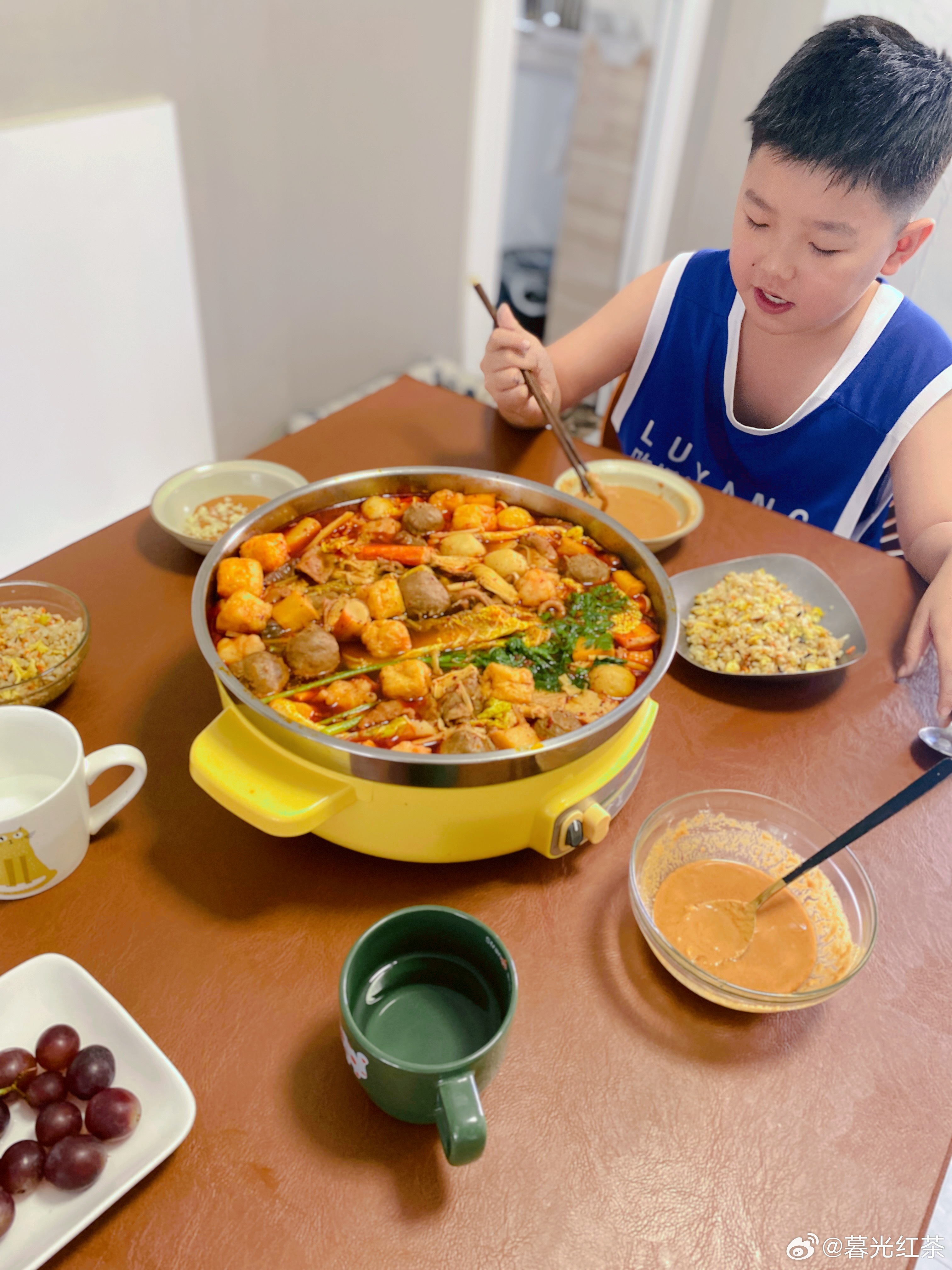 自制家庭版麻辣烫类似小火锅，两个娃每过段时间就要求做一锅锅底用儿童辣度的火锅底料