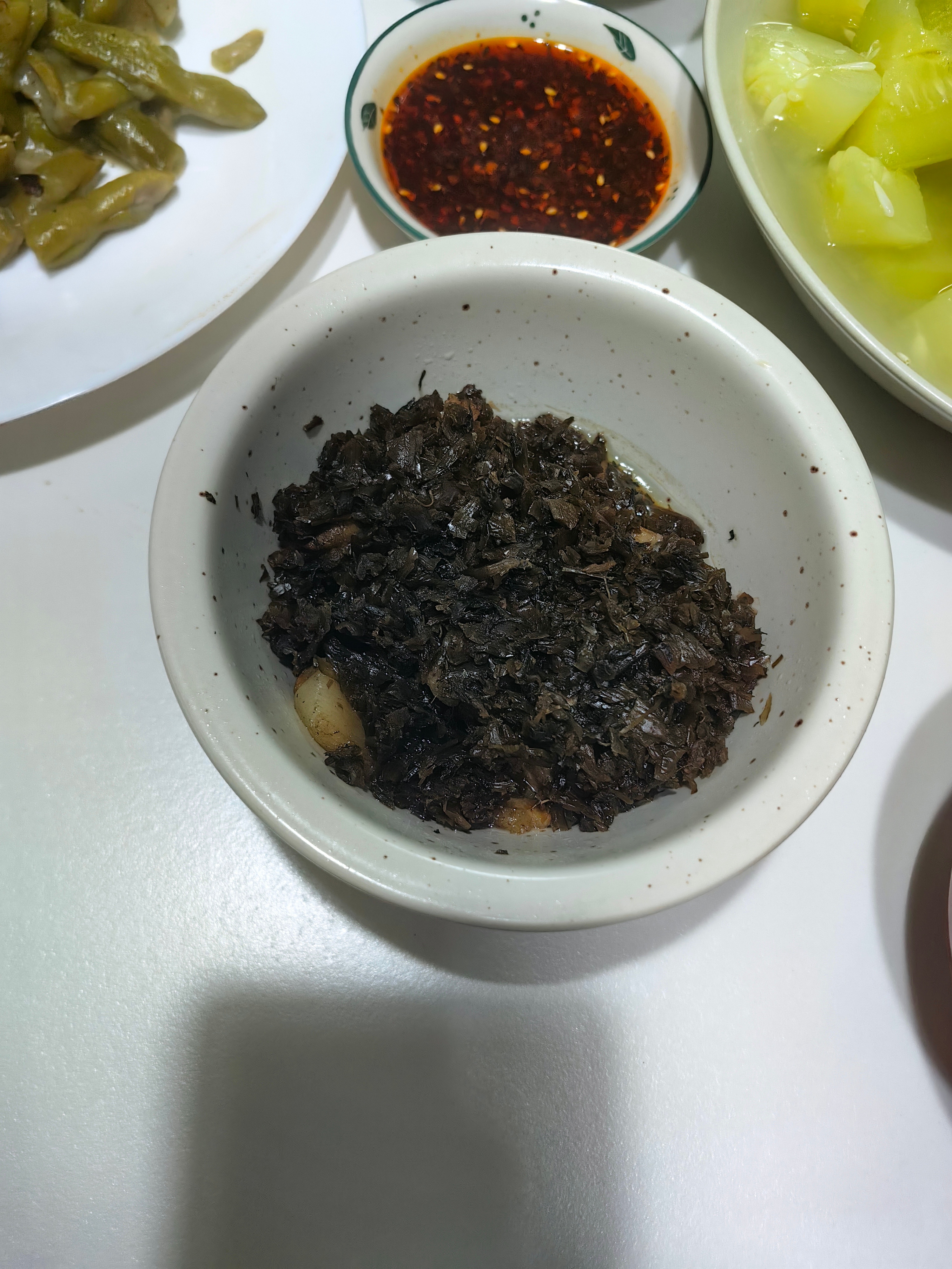 晚餐一荤两素，小碗蒸三姨太、四季豆烧土豆和清水煮老黄瓜。 喵奶奶说蒸两碗爪子嘛？