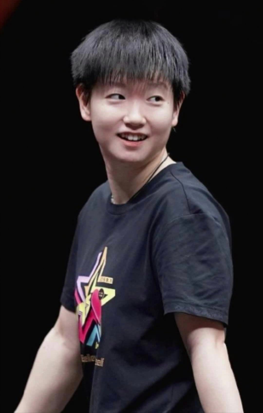 孙颖莎，用汗水浇灌梦想，她的坚持与努力是通往成功的基石。 