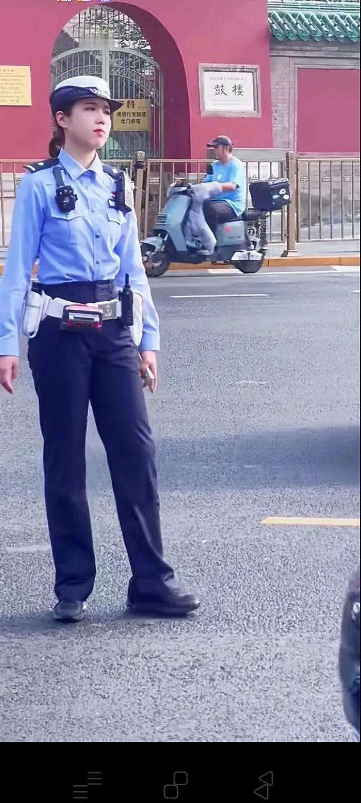 这位美女警察，请问是什么级别的警衔