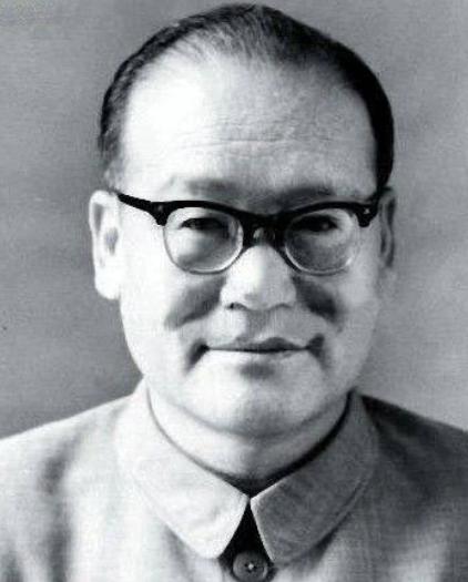 1953年，毛主席路过河南许昌时，召见还不到30岁的地委副书记纪登奎，谈话间，毛