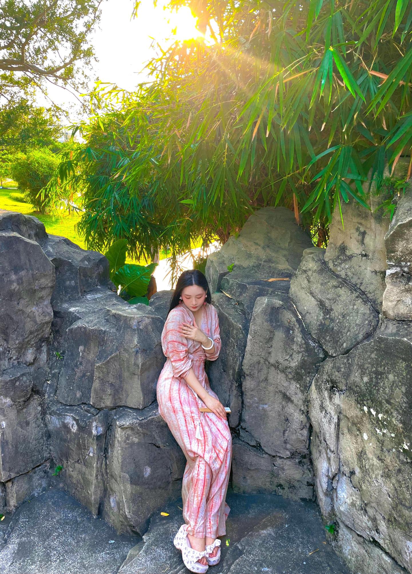 我见青山多妩媚 料青山见我应如是。