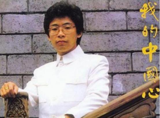 1984年，张明敏唱完《我的中国心》后，遭到香港娱乐圈的强烈抵制，正当他准备回电