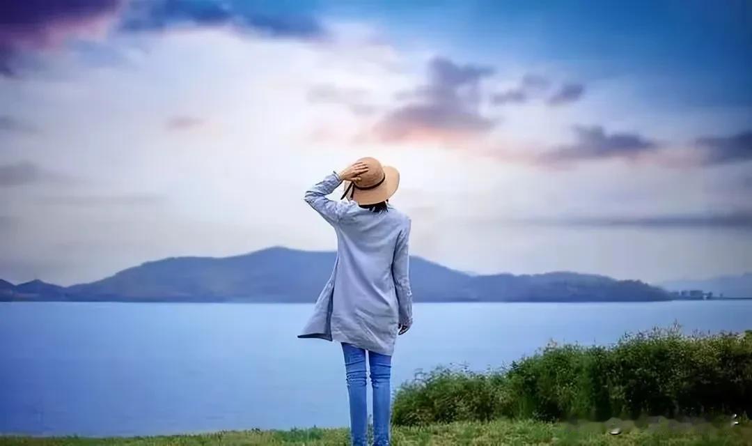 男人有了老婆才明白的20句话，句句扎心。

一、男人有了老婆才知道，原来爱情不是