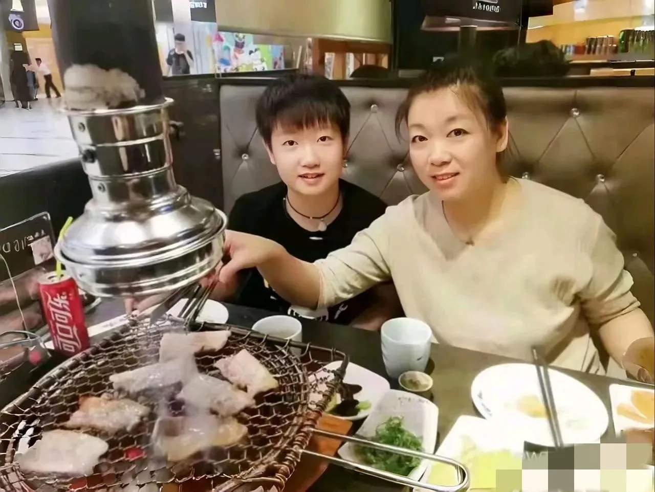 网友都说这两张吃饭的餐厅看着像同一个地方，
椅子和餐厅环境都很像。
关键是莎莎和