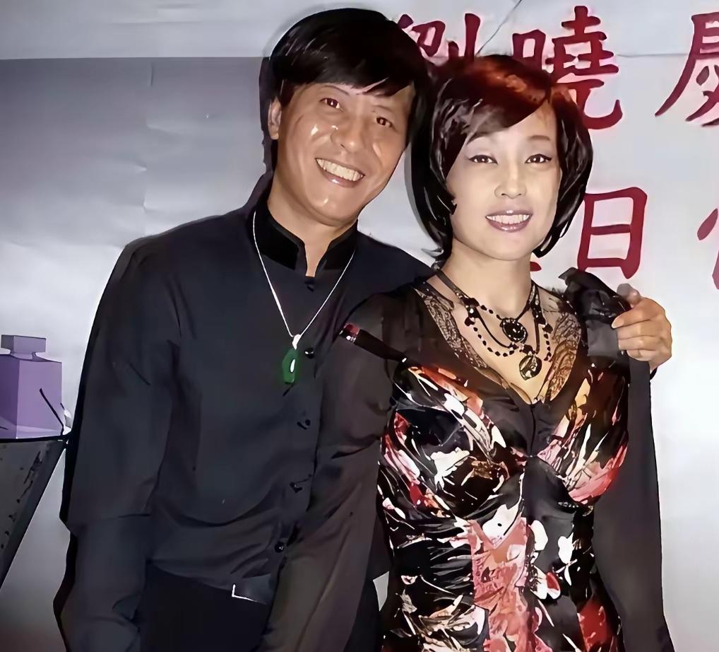这张老照片太有故事！刘晓庆刚出狱的生日宴，和当时男友阿峰同框。
 
阿峰外形高大