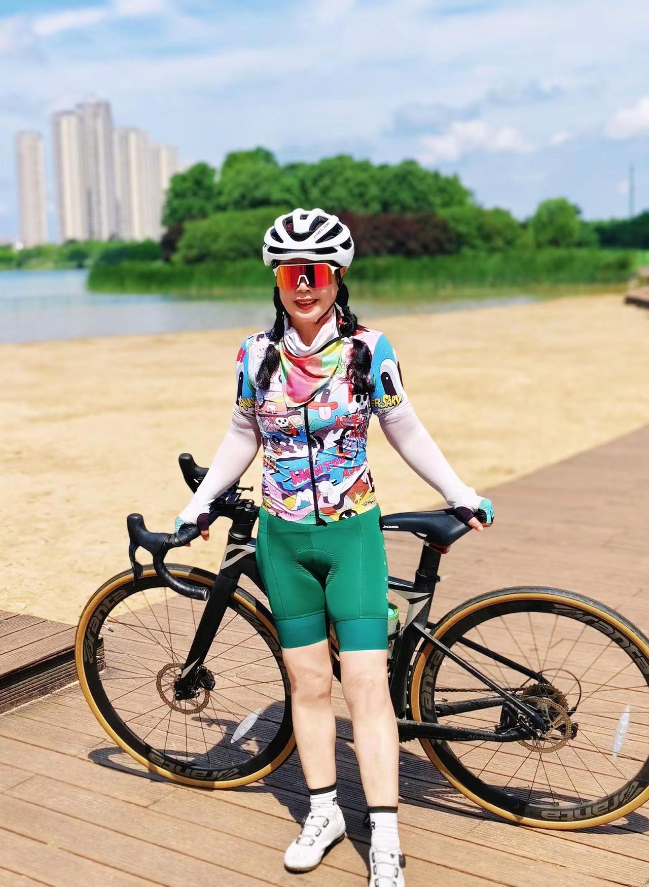 爱骑行爱运动 ，女生骑行穿搭真的又美又飒 😜😜😜😜