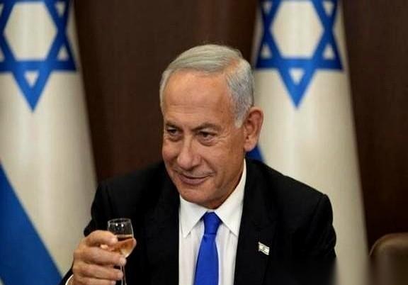 100岁的基辛格，一句话就把桌子掀了。
他说，别看美国盟友一堆，真到了中美开战那