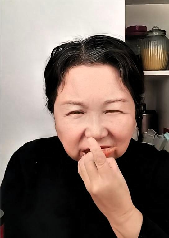 50万换真作业本？
大娘这波操作我看懵了
 
大娘直播放话，谁给50万就交出真作