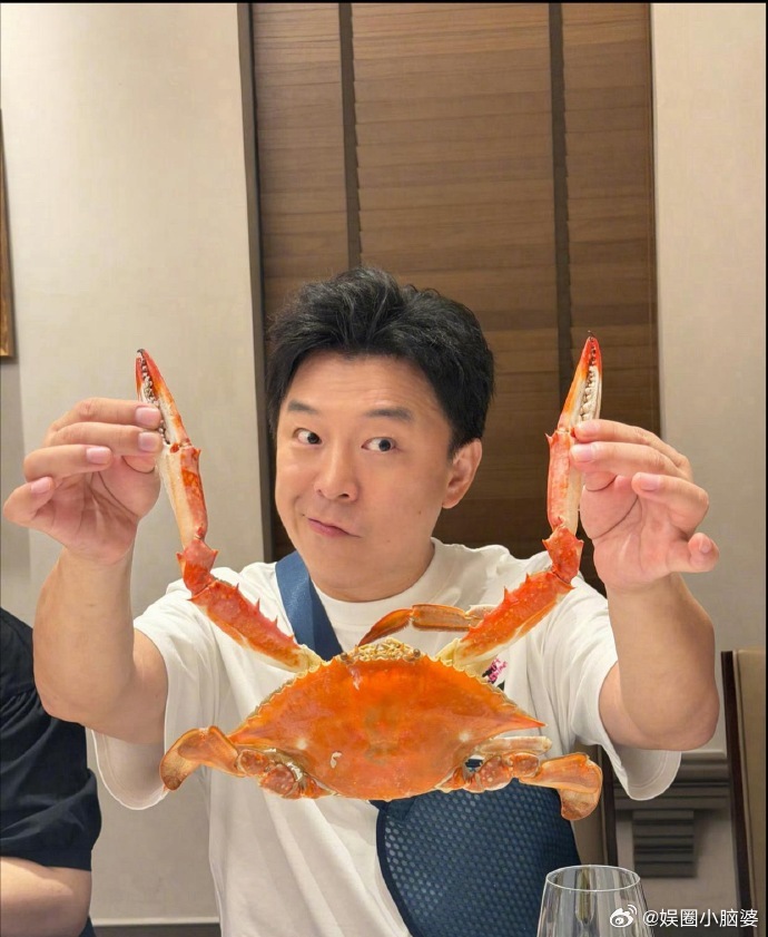 1.黄晓明为了保持身材基本上不吃饭，平时又很爱做医美，有些年轻小生还真比不过他的