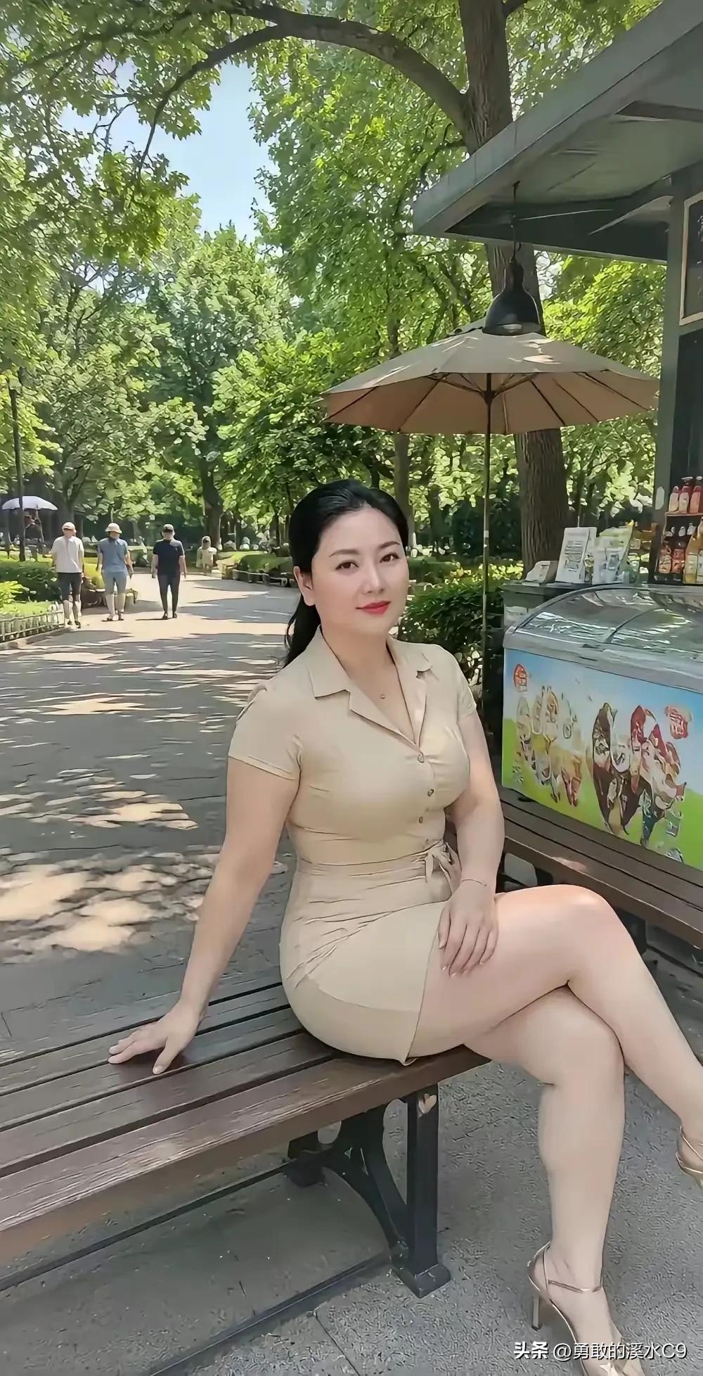 乡村女教师张望娣，深爱这片乡土。闷热夏日，她汗流浃背地站在村小操场，望着破旧旗杆