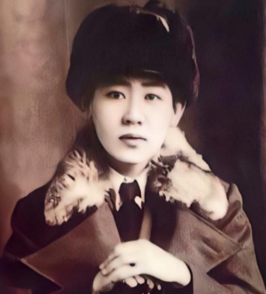 1945年，“东方魔头”川岛芳子被军统抓获，用尽酷刑，守口如瓶，直到戴笠命人扒光