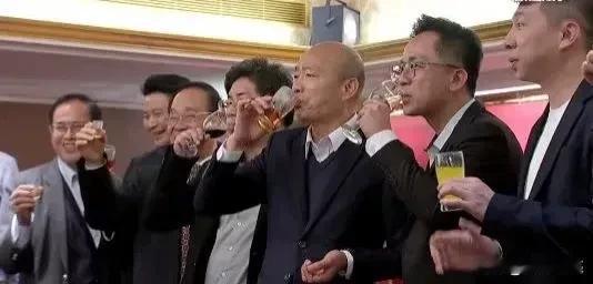 韩国瑜误把威士忌当茶喝！
    近日韩国瑜参加工商总会餐叙，期间在台上敬酒时，