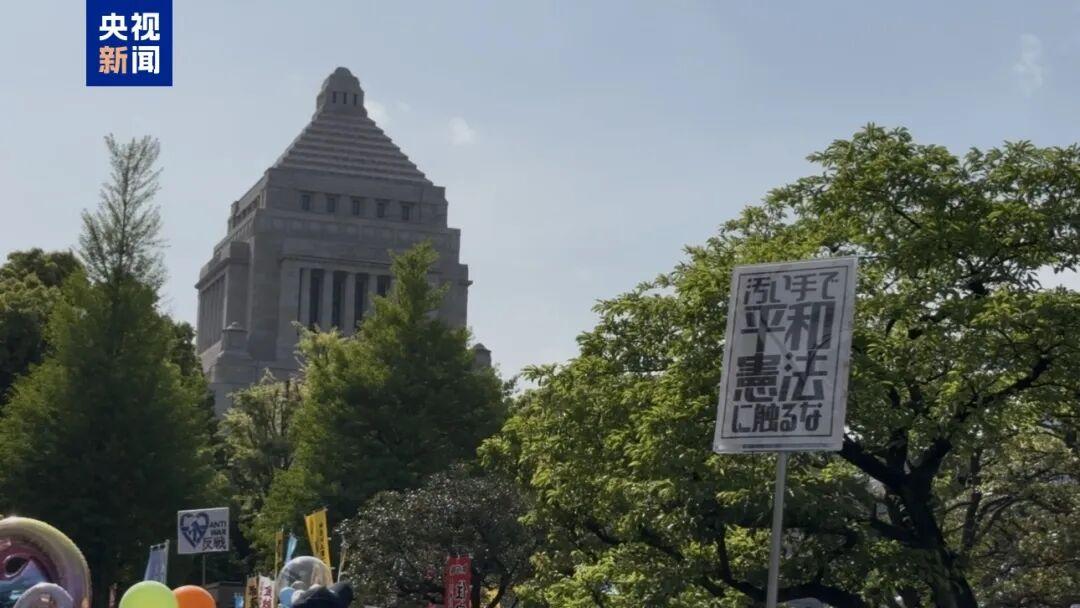 炸锅！日本民众怒堵国会，9万亿防卫费背后，谁在把亚洲拖向战火？
 
数万民众举着
