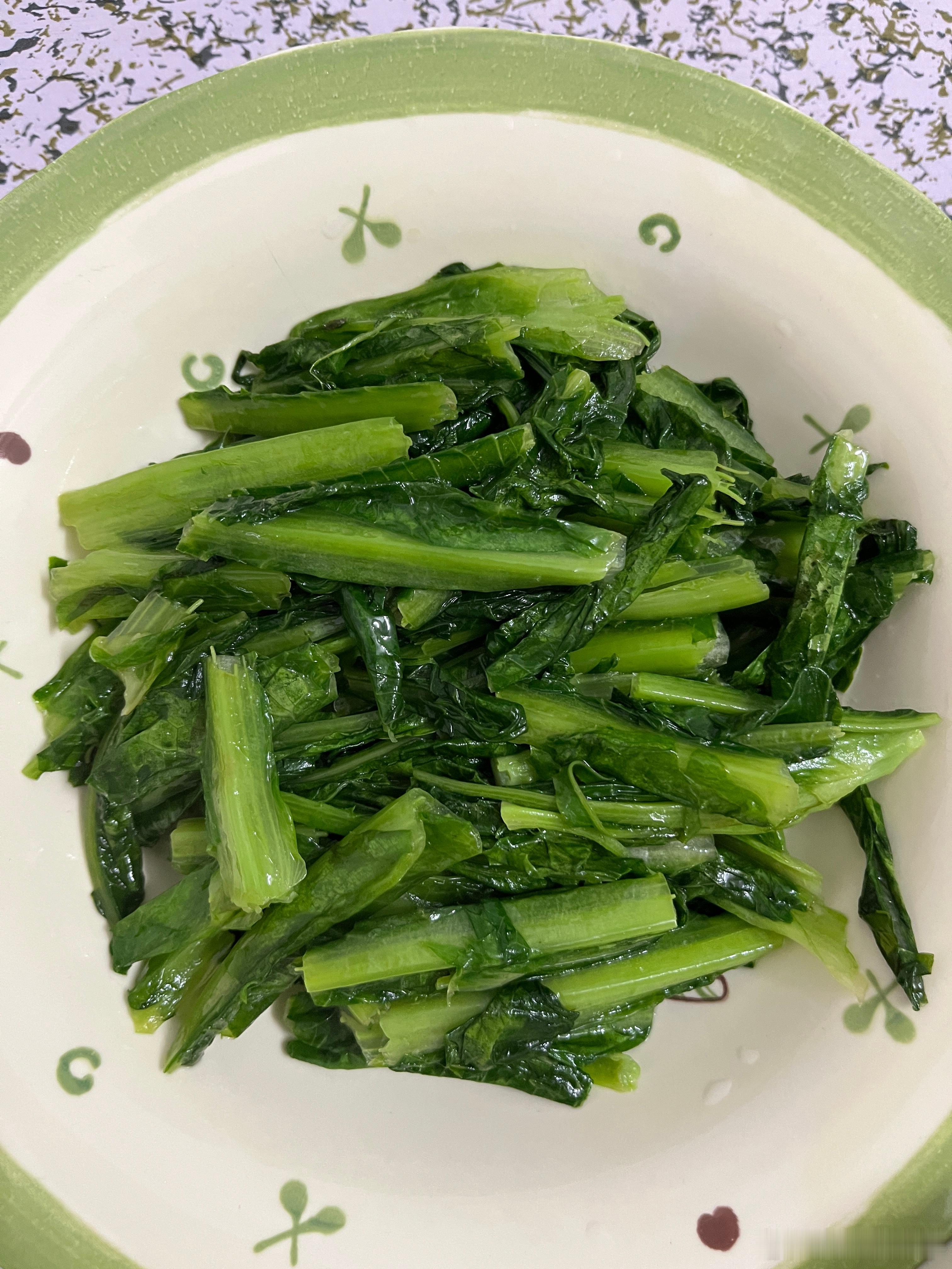 吃饭了，晚餐油麦菜、骨头黄豆汤，虾。骨头、虾还有都是昨天剩的，柠宝说要吃黄豆，刚