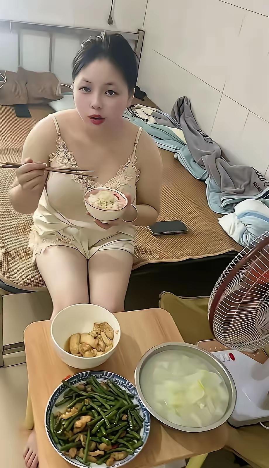 简简单单又是一餐，两菜一汤白饭任装，你能看出这是哪里的菜吗？