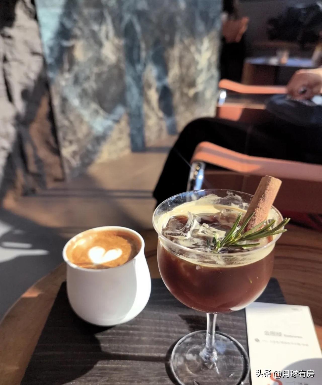 今天路过以前常去的学区片区，发现中介门店冷清了不少。
闲聊几句才知道，以前抢破头