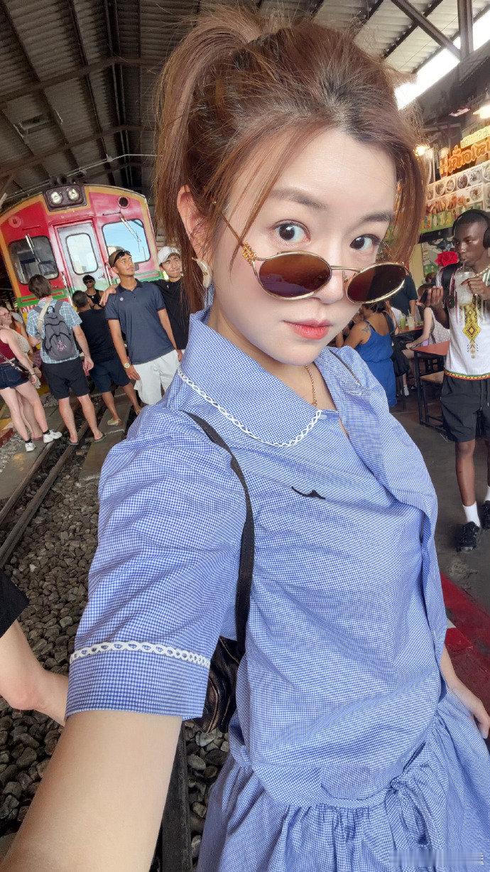 陈妍希带娃去曼谷旅行以为陈妍希把星星扛起来了 陈妍希和星星的曼谷暑假✨ 9岁的小