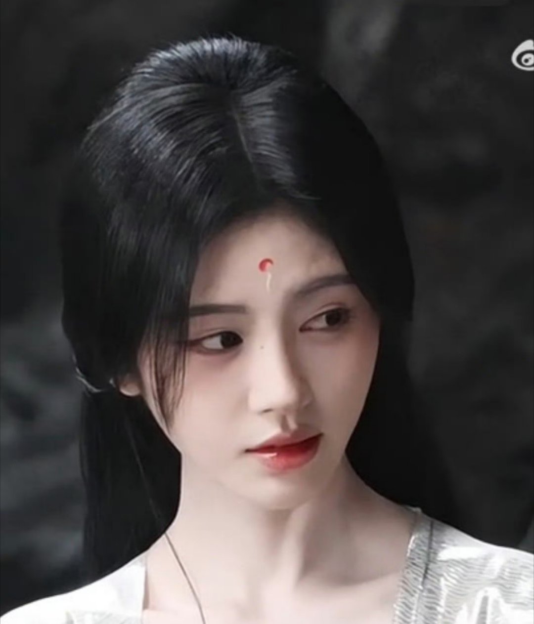 鞠婧祎和郭敬明合作后，都没有空气刘海了。 