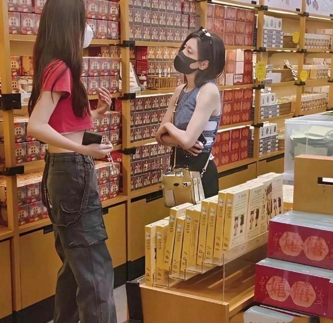 她们不会以为自己很酷吧？