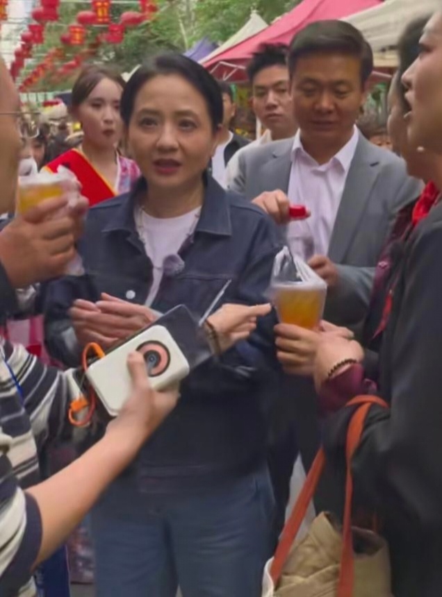 陶慧敏和王丽云一起逛街，俩人挽着胳膊，两人穿着朴素，一点也不像明星，看起来和普通