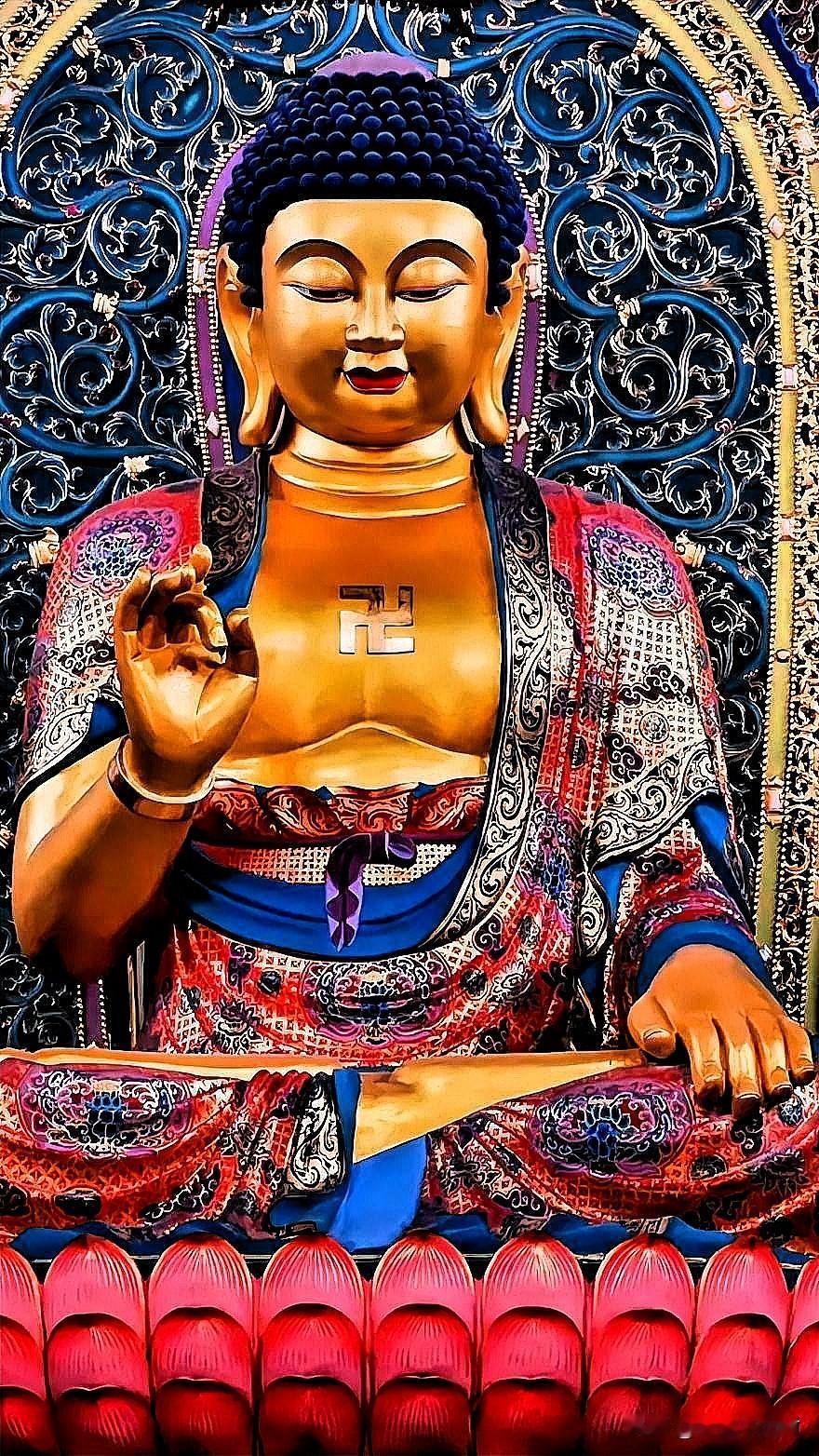 大雄宝殿正中的这尊佛像，藏着佛陀对众生最温柔的守护
 
走进寺院，最先映入眼帘的