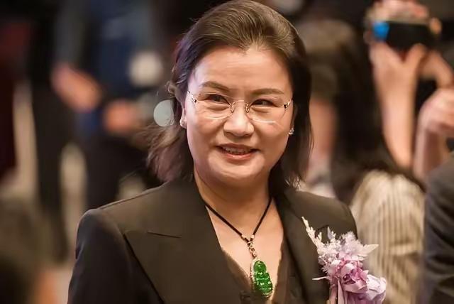 从湘乡山村到千亿“玻璃女王”，周群飞的逆袭没有半点虚招。15岁辍学进深圳玻璃厂，
