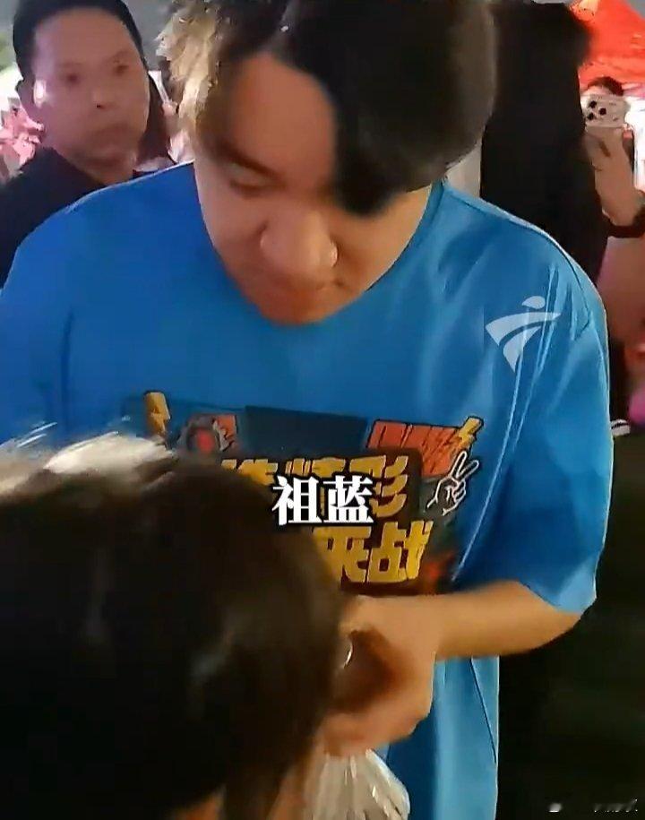 王祖蓝现身粤BA东莞主场全家齐聚东莞篮球中心沉浸式观赛，现场氛围热烈十足，真情实