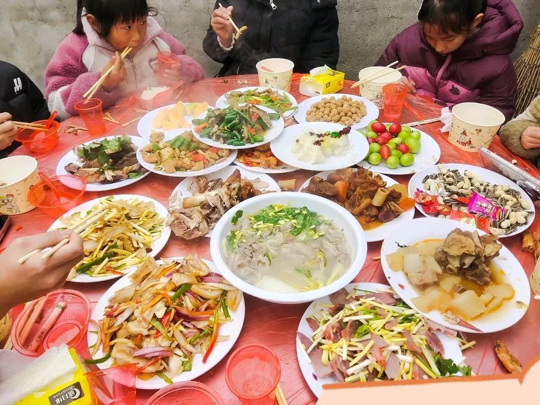 吃大席最爱跟小孩坐一起