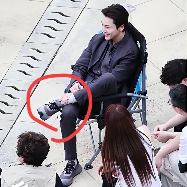 陈伟霆穿的鞋子是什么牌子啊！笑得挺开心的