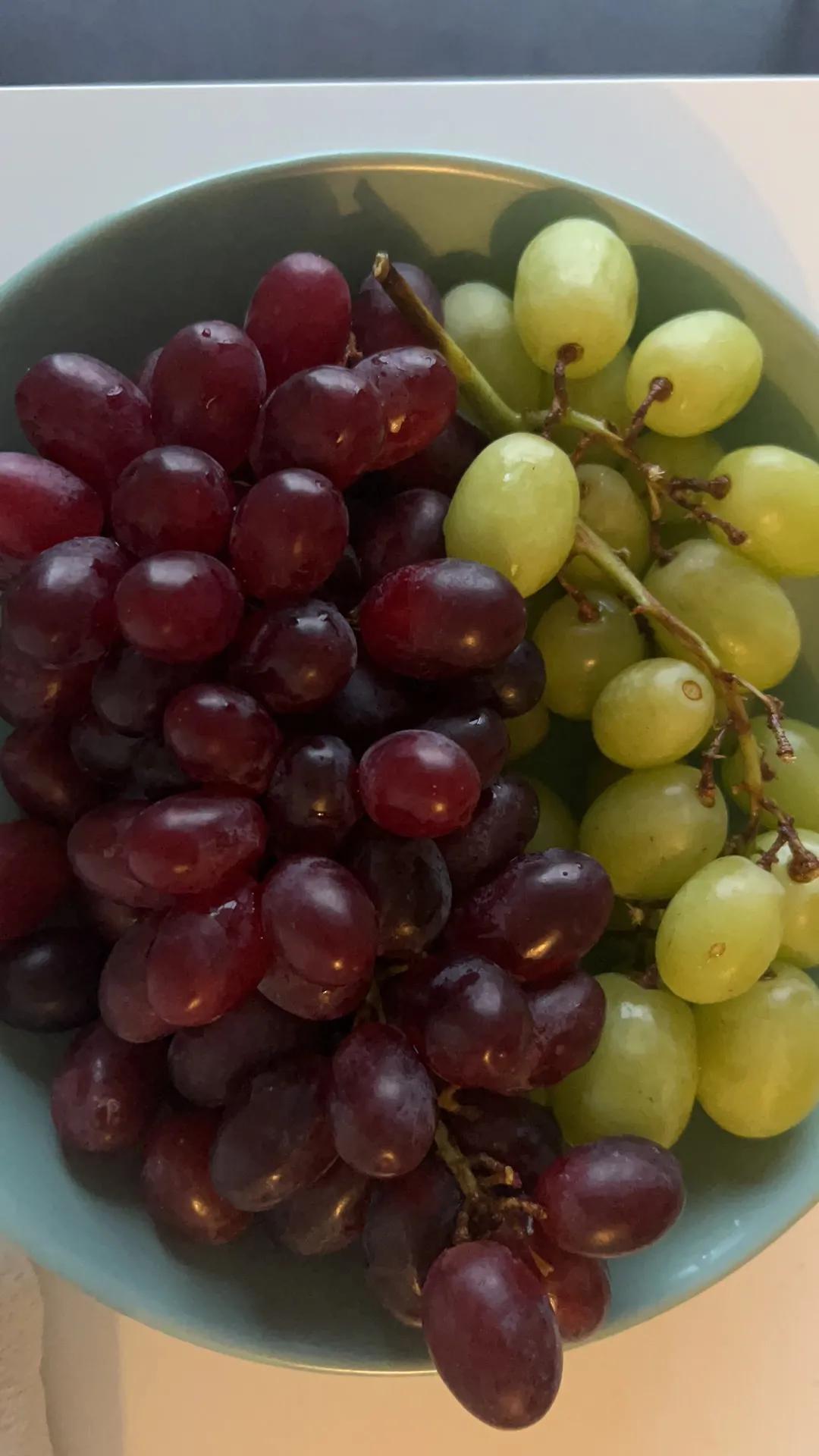 女儿初始是去加拿大旅游看看情况，结果变成了租房子考雅思，不想回来了。
她也开始节