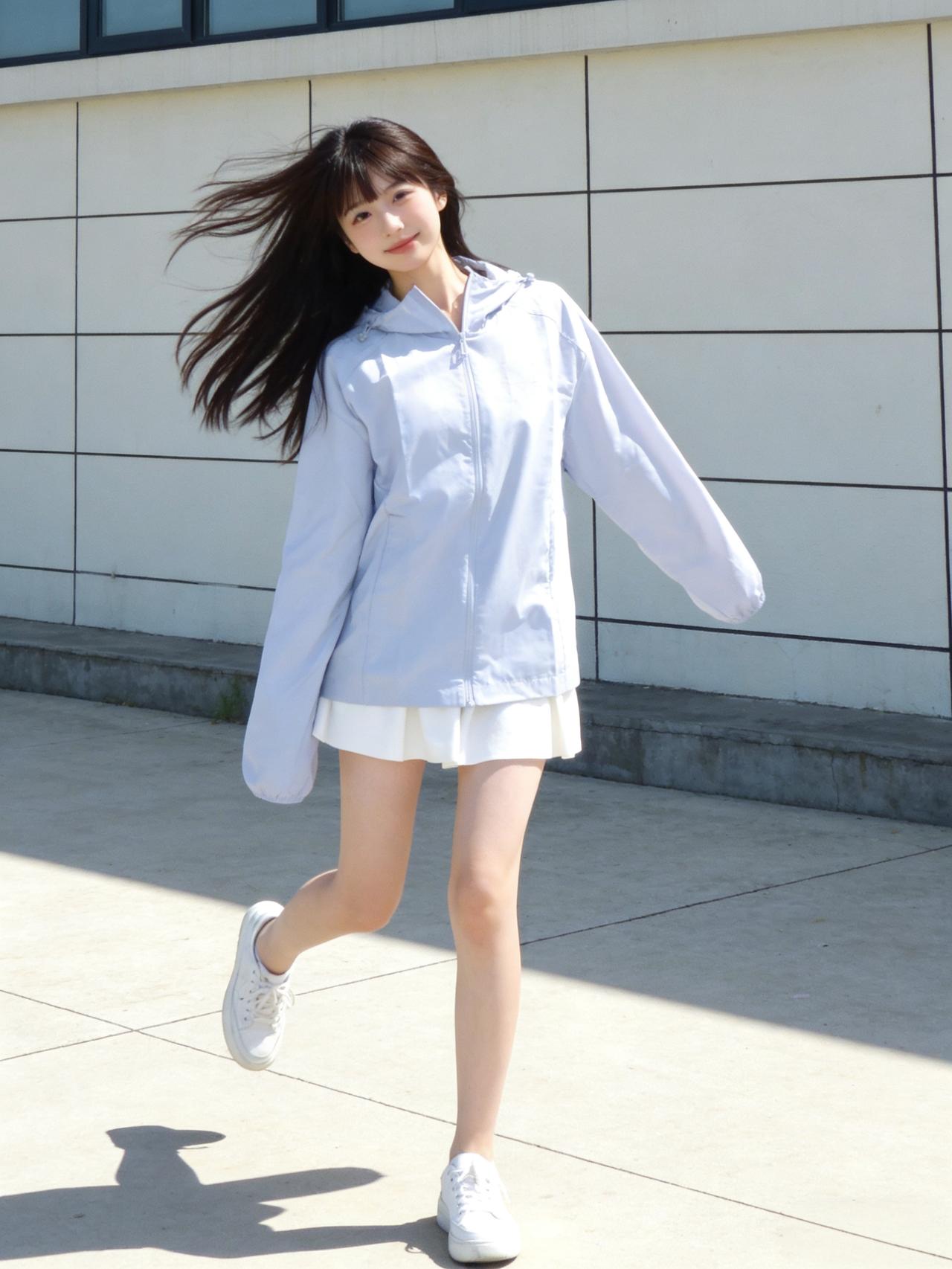 穿着一件浅蓝色的春季外套，像一抹温柔的天空落进人间。外套剪裁利落，袖口微微卷起，