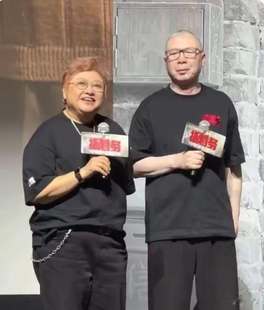 冯小刚1米77，韩红1米52。冯小刚比她整整高了25cm。我感觉冯小刚没这么高，