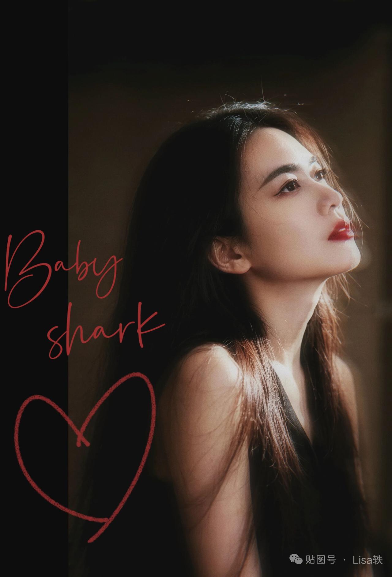 这是一位长发美女的侧脸照。