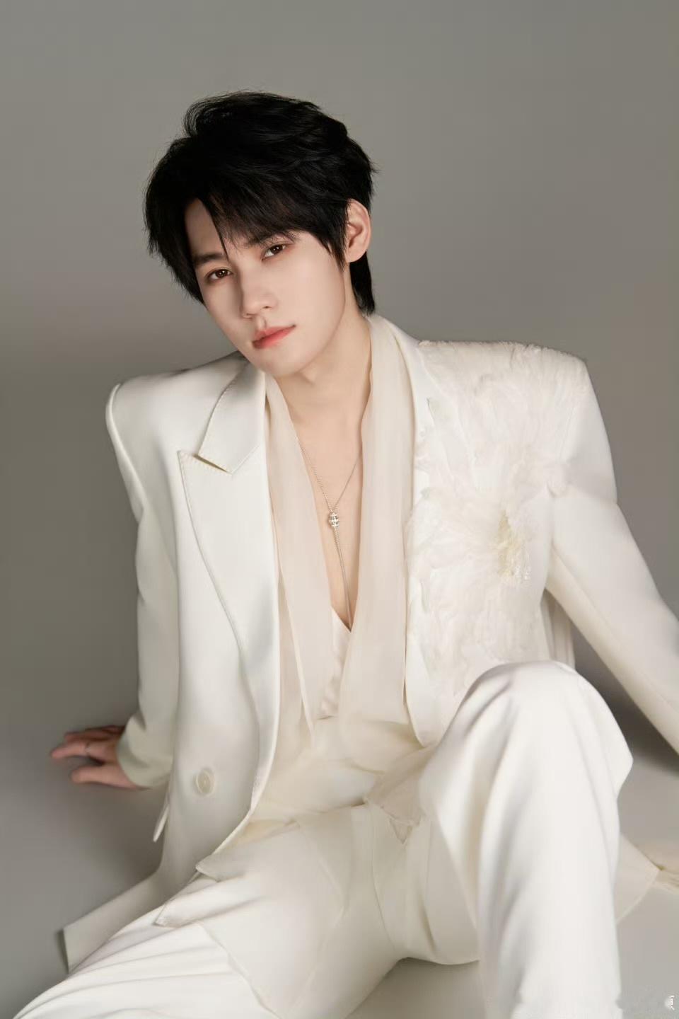 娱乐张真源白色系深v张真源白色深v 张真源白色系深v，这是什么好东西