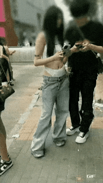 这对情侣可真的是对上眼了，
穿戴打扮上，
女的暴露本性，
男的裤脚炸开迎合。
