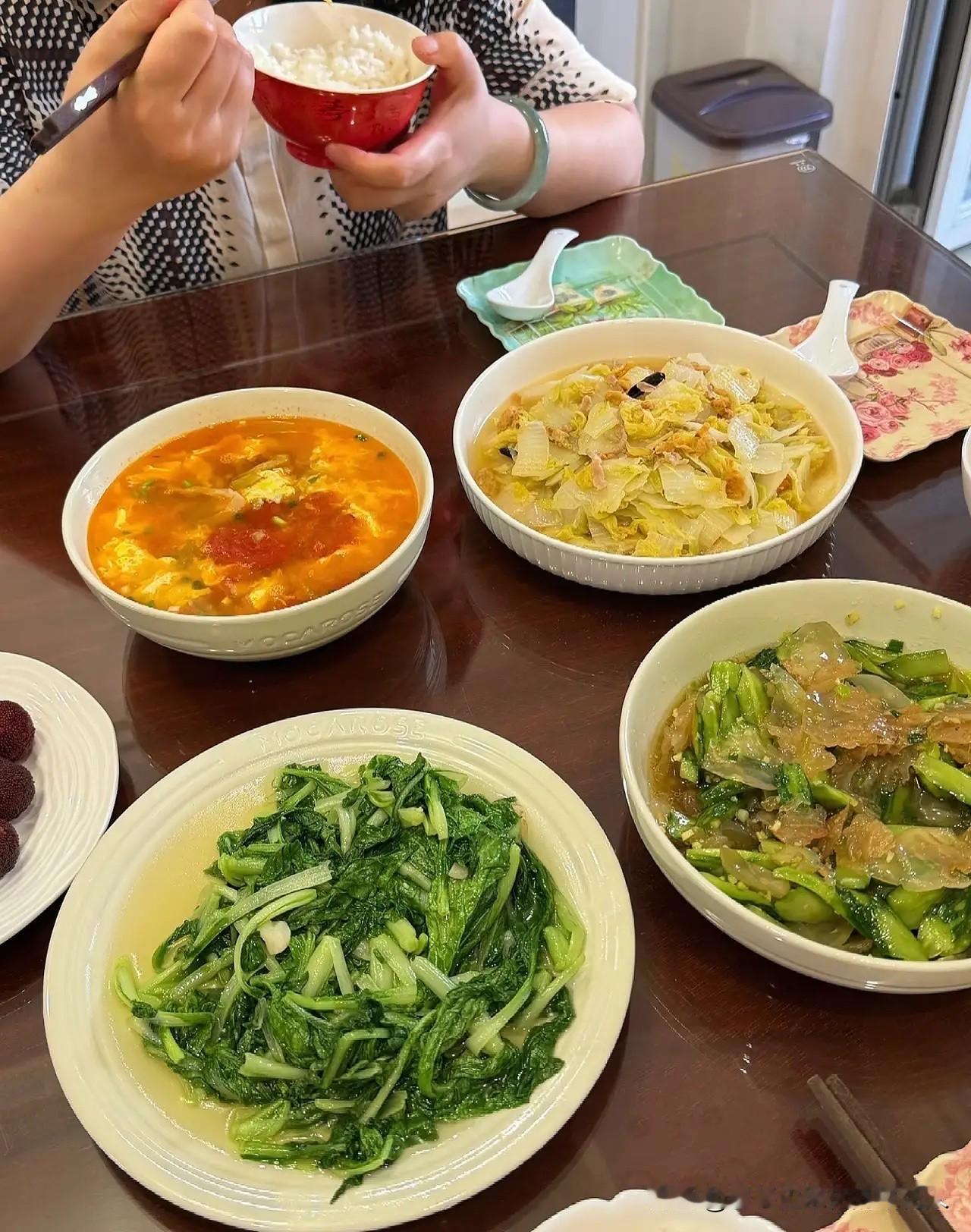 人真的不能太节省！我嫂子自从结婚，365天从不在外吃饭，每天雷打不动只花50块，