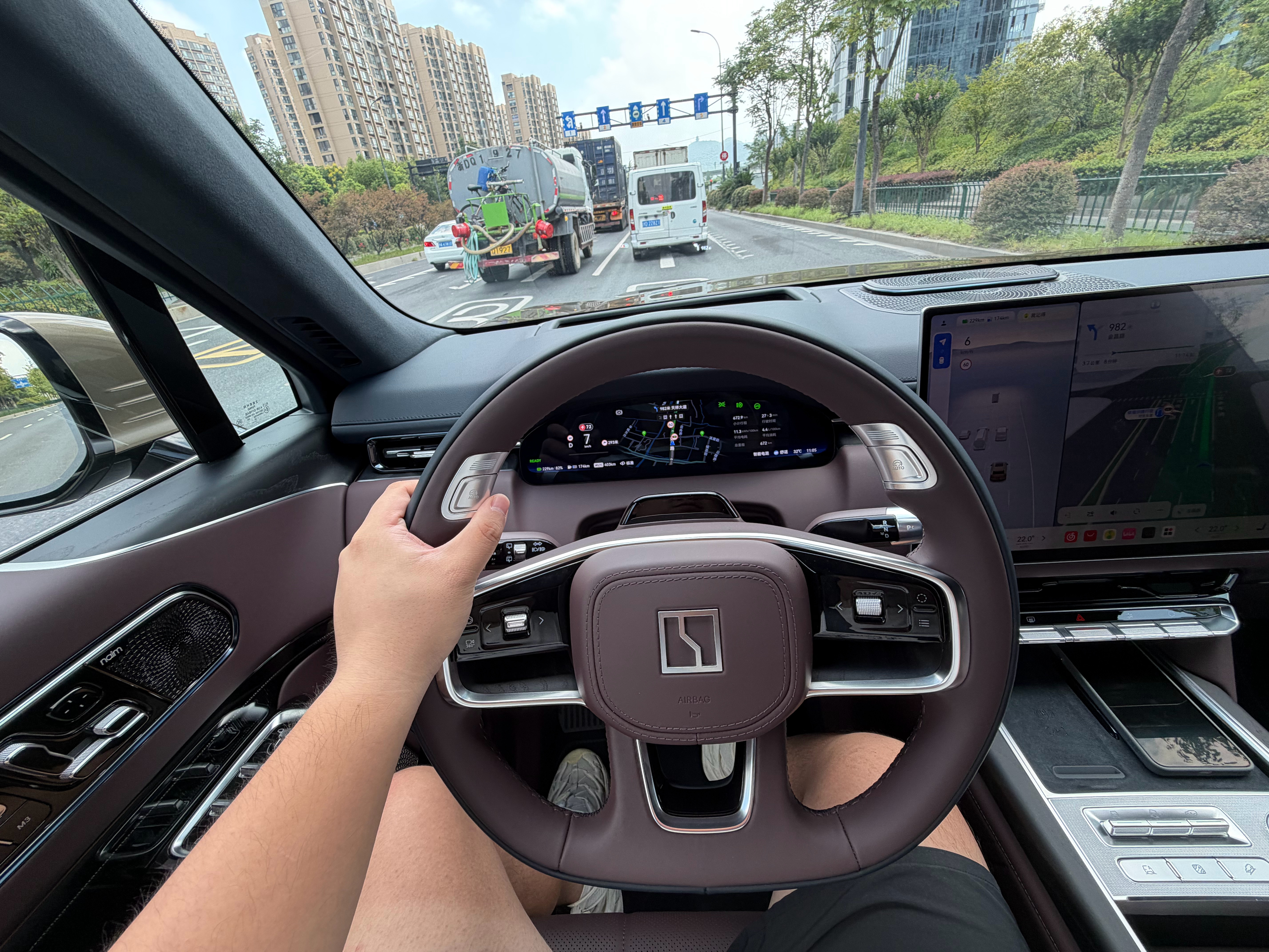 五座版的极氪9X代步两天，hyper版的有防倾杆，操控真好啊 ​​​