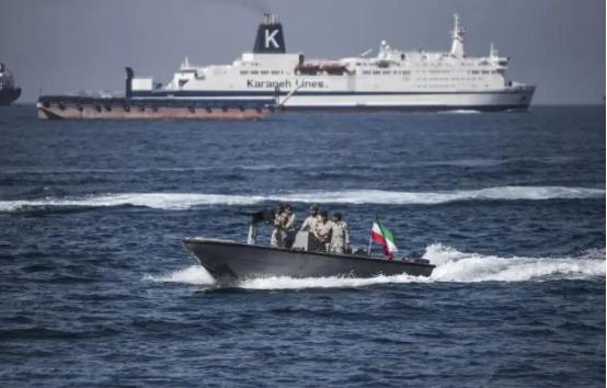 伊朗居然打算把霍尔木兹海峡的航运给停了！美国已经都把伊朗的港口全堵死了，按道理伊