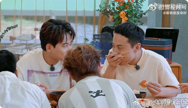 徐志胜[超话]徐志胜在刘涛旁边吃饭有压力 徐志胜在刘涛旁边吃饭的样子太真实了！被