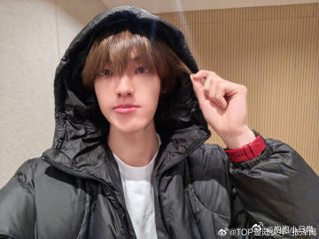 张泽禹 黑发回归 谁懂啊！张泽禹黑发回归直接梦回初见，那种干干净净的气质，像是从