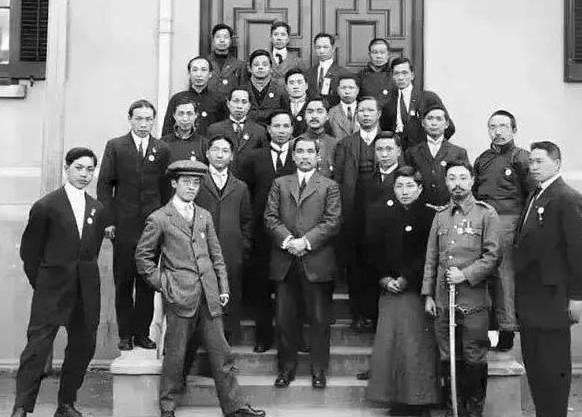 1940年，汪精卫在日本扶持下于南京成立伪国民政府。这一政权自诞生起便背负汉奸骂