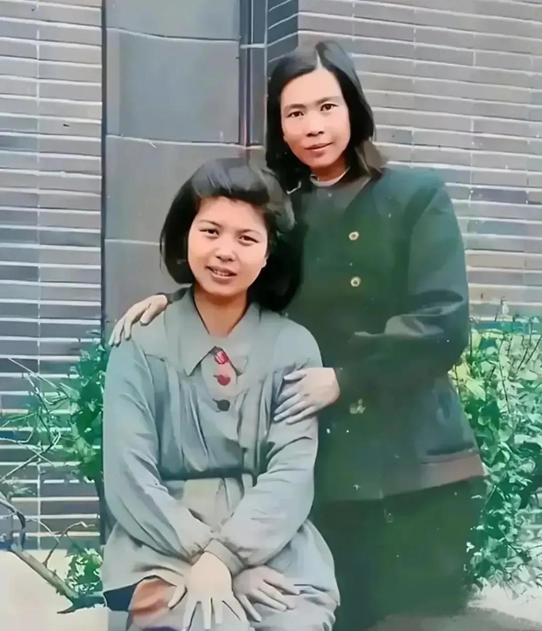 1947年，贺子珍和友人，一张罕见的留影，照片中的她留着短发，看起来英姿飒爽，那