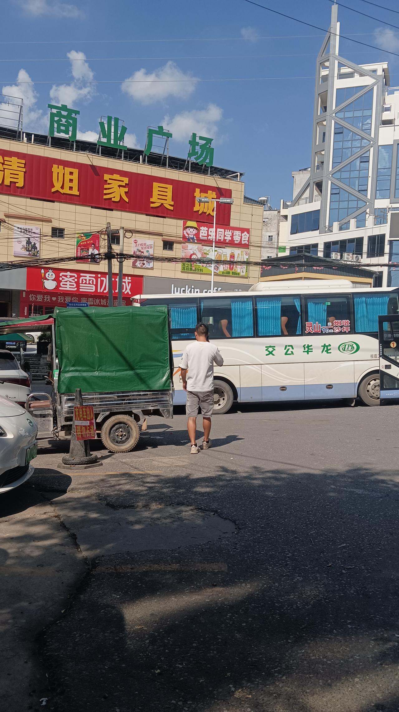 分享一张今天随手拍的照片灵山沙坪镇圩日能热闹